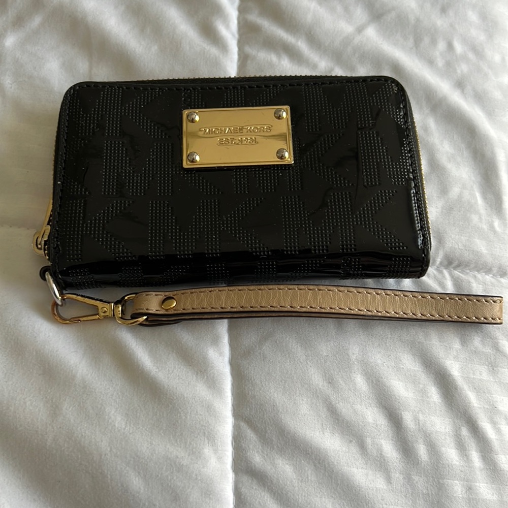 GUC Micheal Kors wristlet Black
